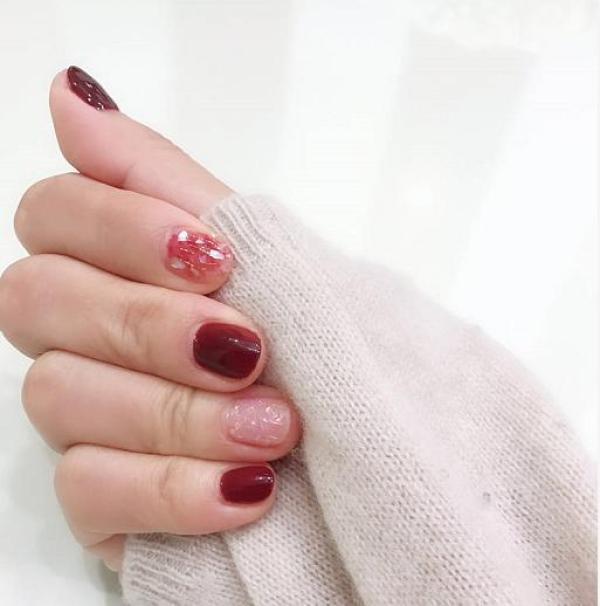 美甲款式名稱_酒紅色美甲顯白_夏日美甲顏色搭配