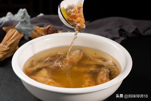 哺乳期奶水不足原因_豬蹄湯下奶堵奶_寶媽沒奶吃什么