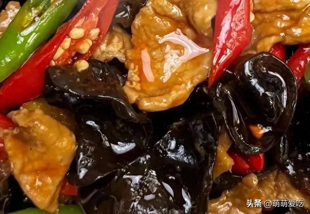 女人氣血不足，八道滋補(bǔ)菜要常吃，健康養(yǎng)氣血，臉色紅潤(rùn)有光澤